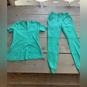 Jaanuu surgical green scrub set. Joggers are an XS and top is a small.
